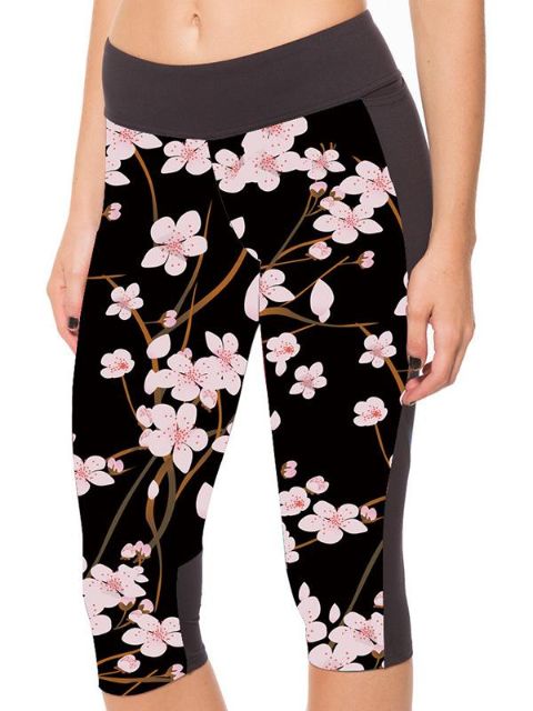 Naisten uudet polyesterikuidut joustava digitaalinen painatus mustan pohjan persikan kukat nostavat lonkat korkealla vyötäröllä varustetuista 3/4-leggingsistä joogaharjoitteluun.