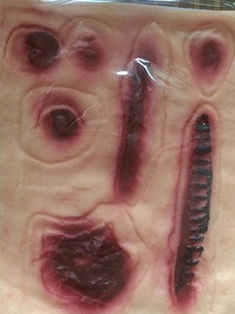 Feridas falsificadas sangrentas da carne podre de Dia das Bruxas e decoração falsificada das cicatrizes do pulso