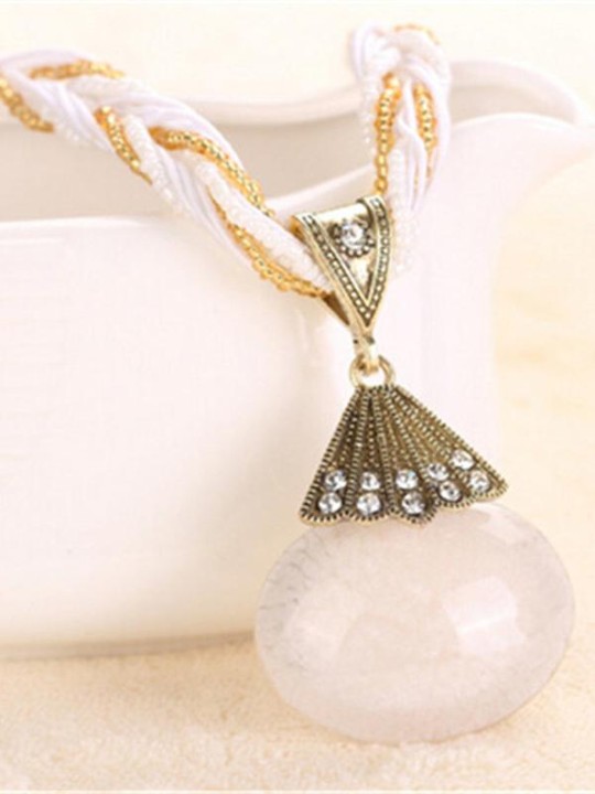 Nýtt hvítt hringlaga kristalsteinskeðja kvenna, Bohemian National Wind Hengiskraut