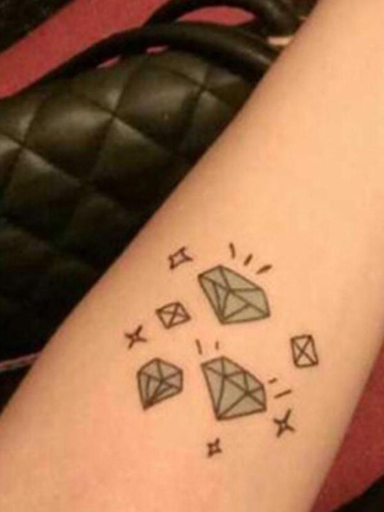 Män och kvinnor vattentäta falska tatuering klistermärken litet mönster lilla finger färska falska tillfälliga tatuering klistermärken