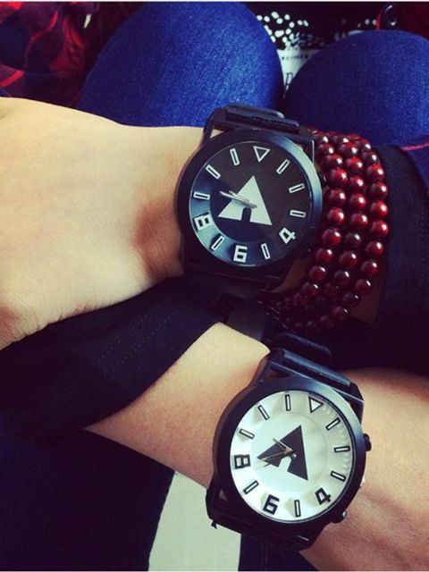 Retro mode koreanska unisex stora urtavlor Klockor ungdomliga fashionabla Harajuku par armbandsur