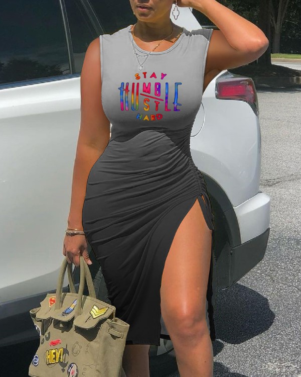 Gerüschtes, schmales Kleid mit Ombre-Briefdruck und Kordelzug