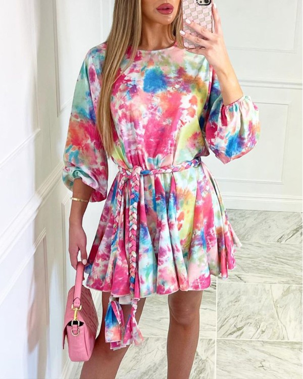 Kleid mit Laternenärmeln im Tie-Dye-Print und Gürtel