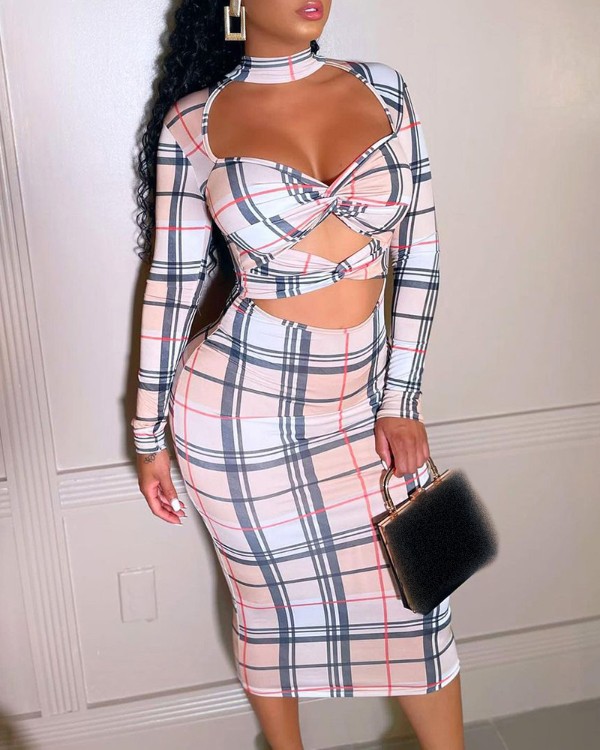 Langärmliges Kleid mit verdrehtem Ausschnitt und Karomuster