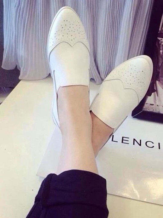 Koreanische Art-Herbst-elegante Frauen weiße und schwarze PU-Leder-OL-Art-beiläufige Beleg-flache Schuhe