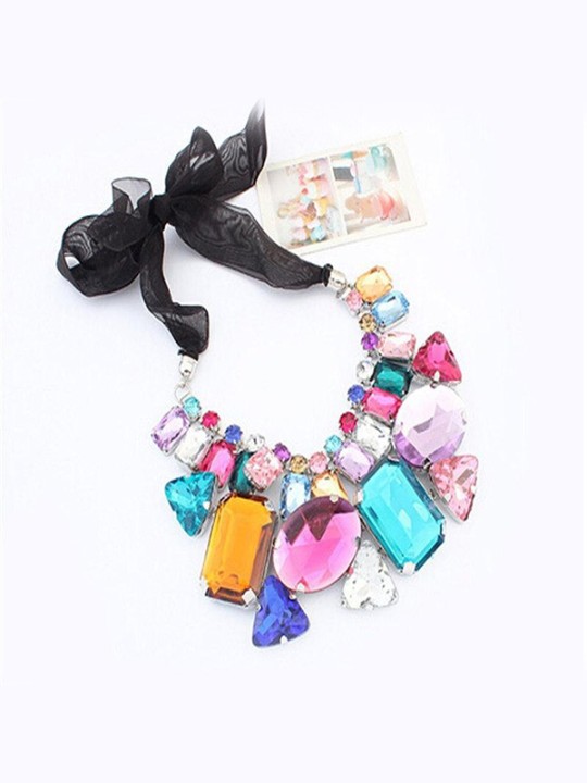 Uusi choker-kaulakoru naisten lausuntokaulakoru Candy-väri epäsäännöllinen kivikaulakoru geometriset kaulakorut