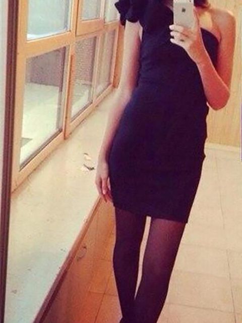 Las mujeres forman el vestido sin mangas negro atractivo del hombro de un hombro para el cóctel / el partido