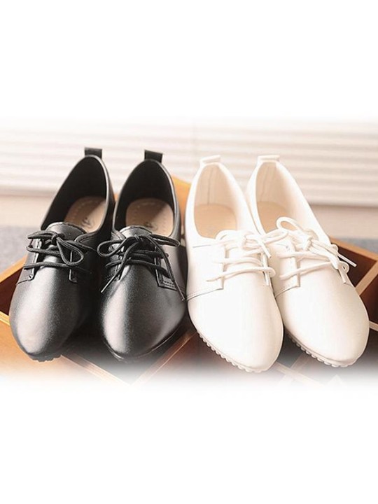 As senhoras novas da forma formam a parte inferior de Oxford da cara do plutônio de Oxford que calça apartamentos