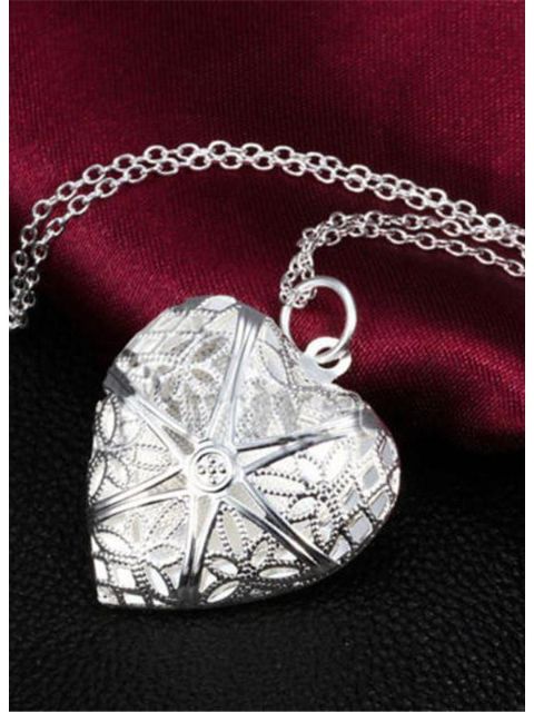 Las mujeres acortan el collar pendiente del medallón de la forma del corazón mantienen al locket del corazón de la foto del amante