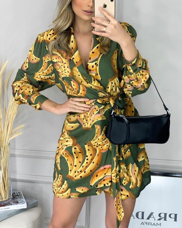 Banana Print Surplice Neck Button Decor Gürtel Kleid