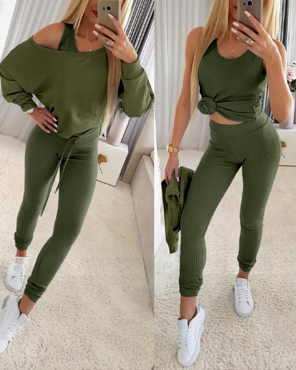3-teiliges Outfit: Langarm-Top mit Cut-Out-Schultern und Kordelzug am Saum, hochgeschnittene, schmal geschnittene Rippstrickhose mit Bündchen und U-Ausschnitt-Rippstrick-Tanktop