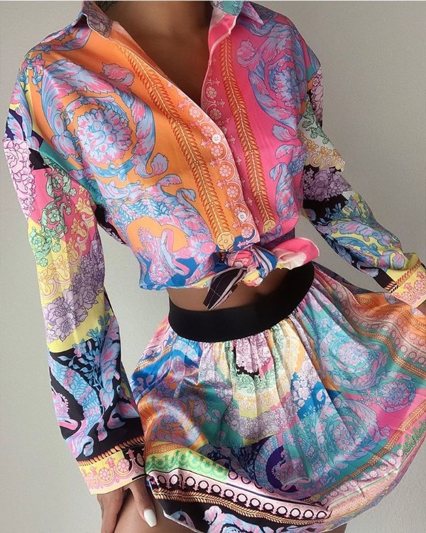 Conjunto de saia e blusa com estampa de lenço e ombro