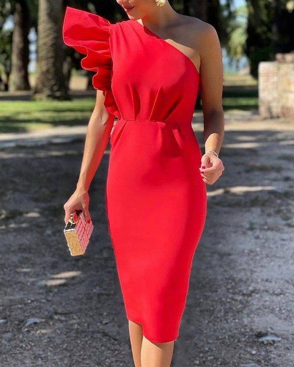 Robe moulante unie à une épaule et ourlet à volants