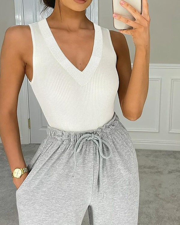 V-kaula-aukkoinen yksivärinen hihaton laiha säiliö