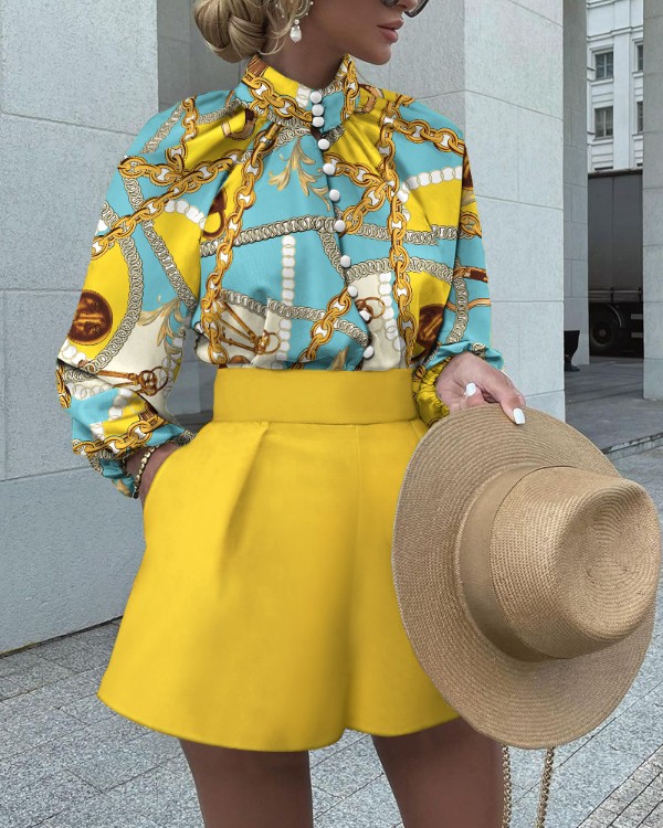 Kedja halsduk tryckt knappad topp och hög midja shorts Set