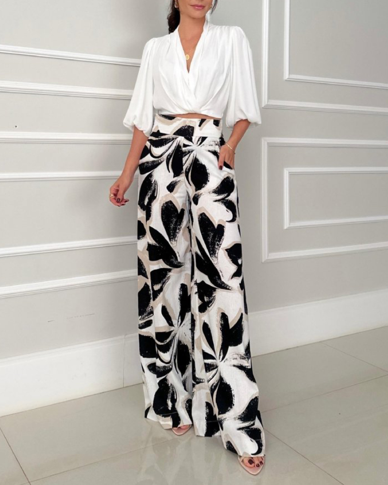 Conjunto de 2 piezas: blusa corta con escote en V cruzado y pantalón ancho con estampado floral informal