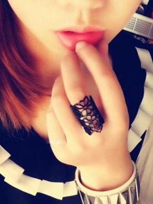 TrendyQueen-Fashion Jewelry Women Hollow out Flower Alloy Opening Rings Black and Goldenlack