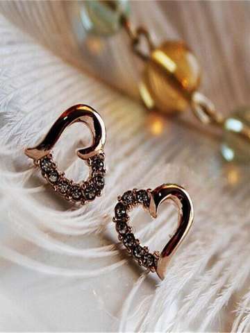 Women's Rhinestone Hollow Out Heart Earrings Retro Ear Studs Ear Hoops