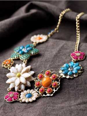 Fresh and delicate flower pendant necklace short paragraph