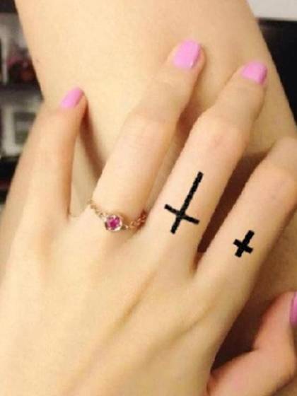 Female Small Fresh Tattoo Pattern Cross Finger