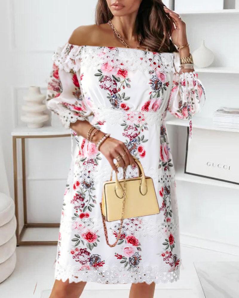 Vestido estampado floral con hombros descubiertos y encaje en contraste