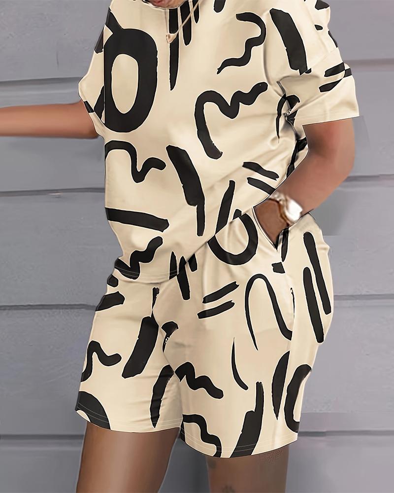 

Plus Size Abstract Print Casual Top & Shorts Set, Apricot