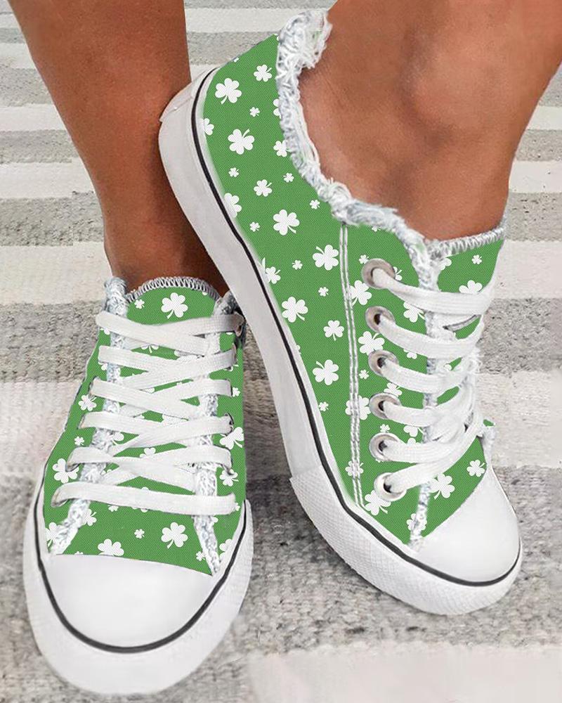 

St. Patrick's Day Ditsy Clover Print Lace-up Raw Hem Canvas Sneakers, White&green