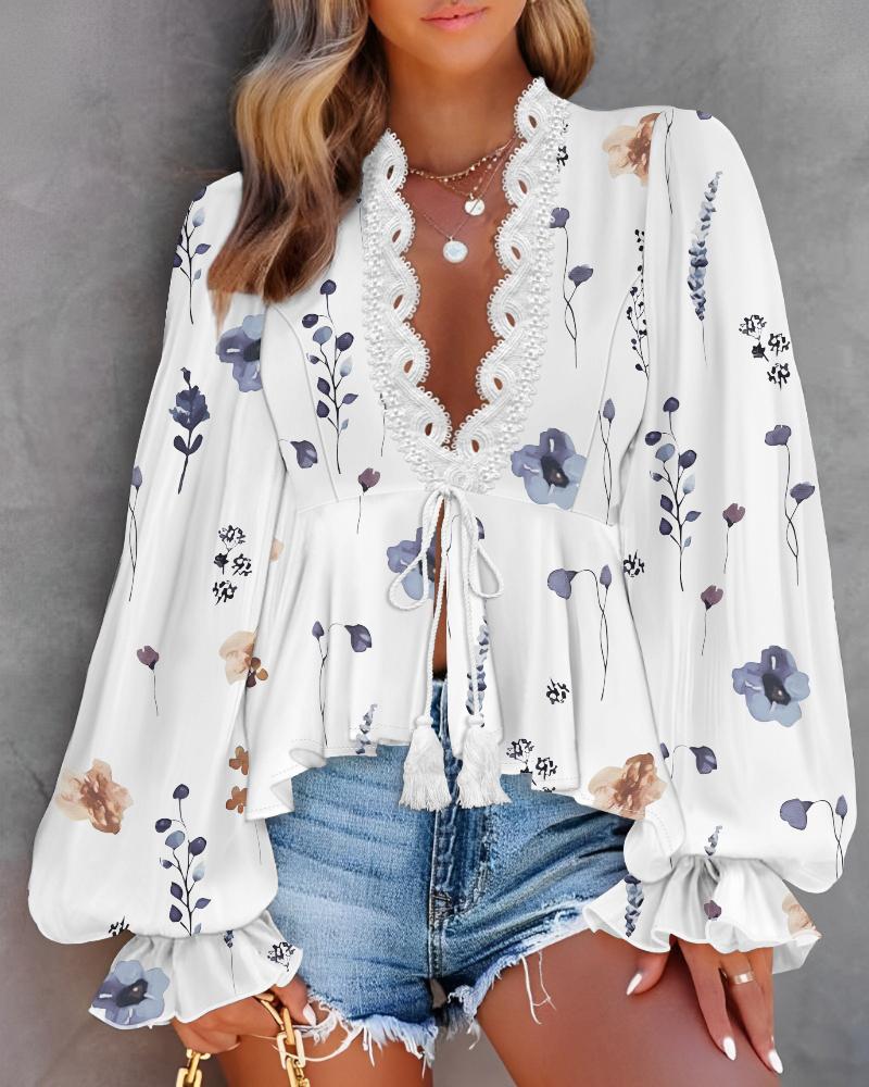 

Blusa informal con cuello en V, mangas farol y estampado floral con detalle anudado de encaje en contraste, White