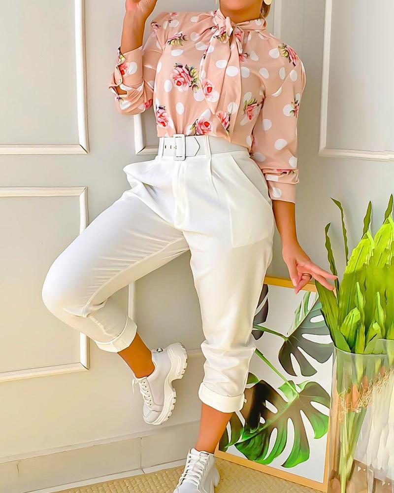 Conjunto de pantalón y top con detalle anudado con estampado de lunares florales