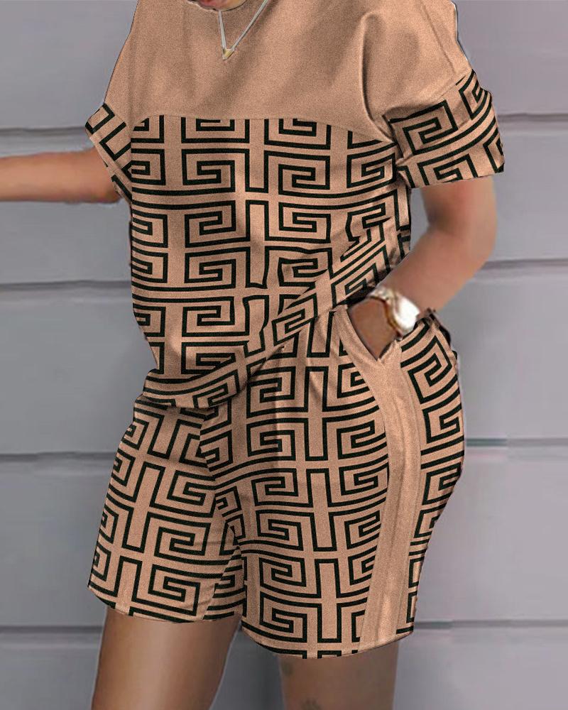 

Plus Size Geo Print Casual Top & Shorts Set, Brown