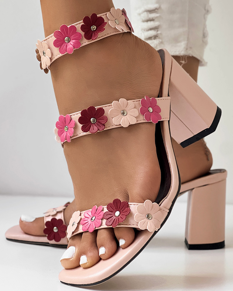 

Sandalias de tacón grueso con punta cuadrada y diseño floral tachonado, Pink