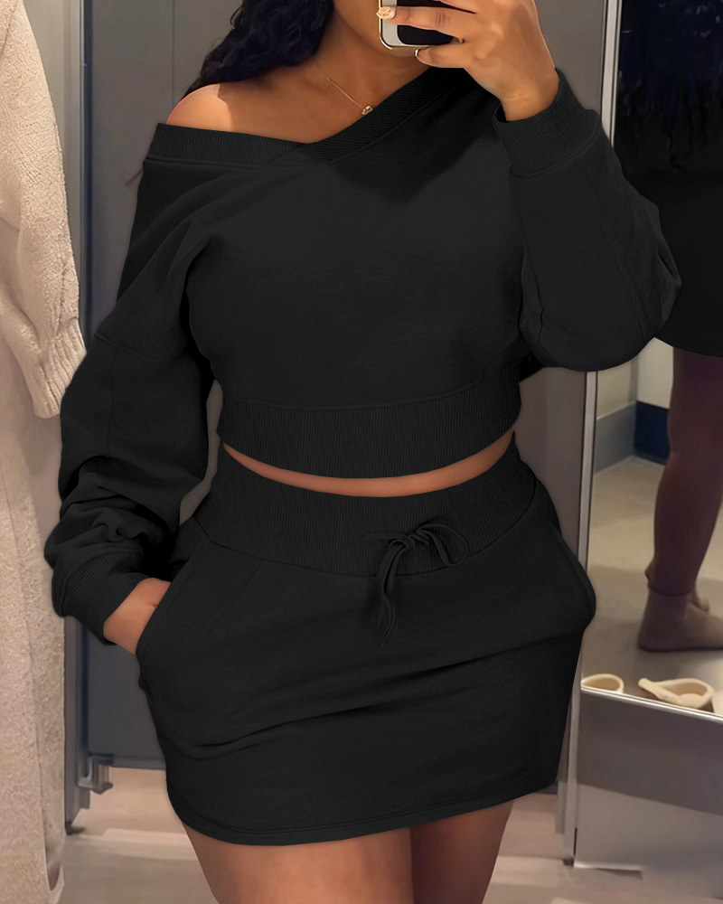 

Ensemble 2 pièces composé d'un crop top à col V et épaules tombantes et d'une mini-jupe à taille élastique avec cordon de serrage., Black