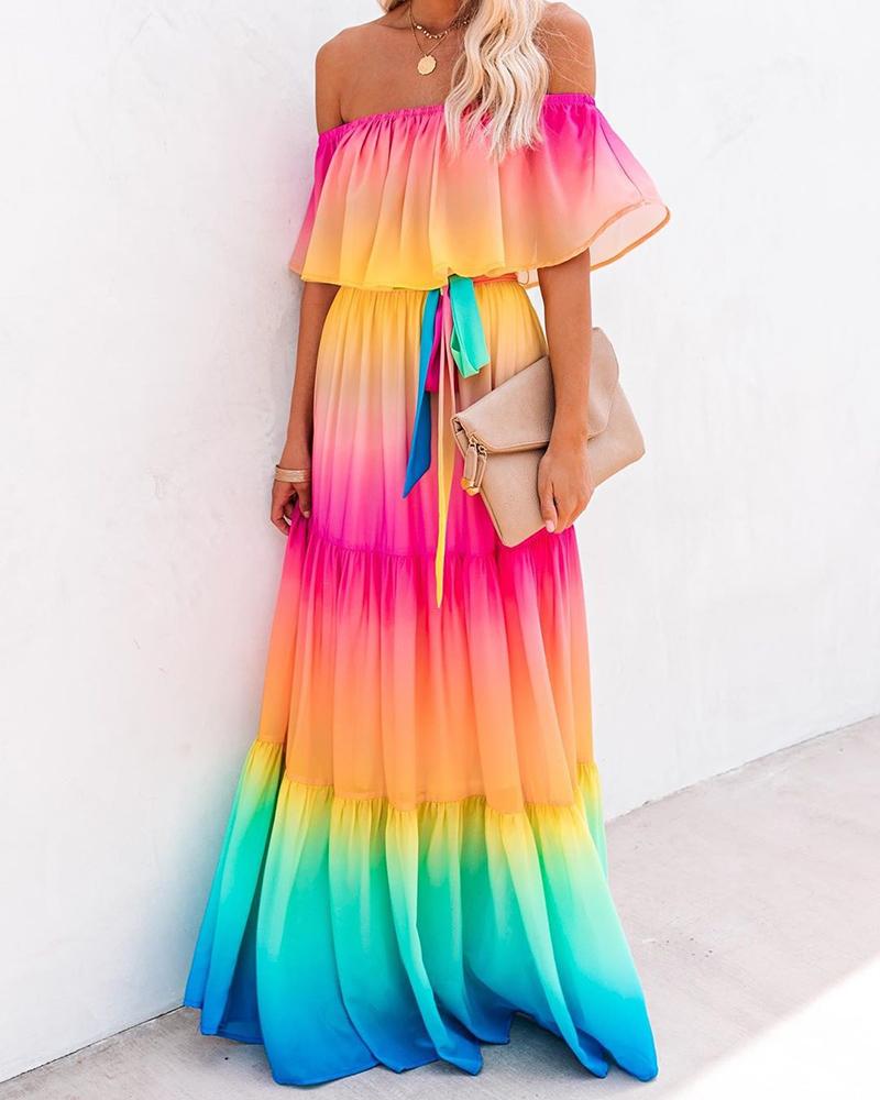Vestido largo con hombros descubiertos y volantes sombreados