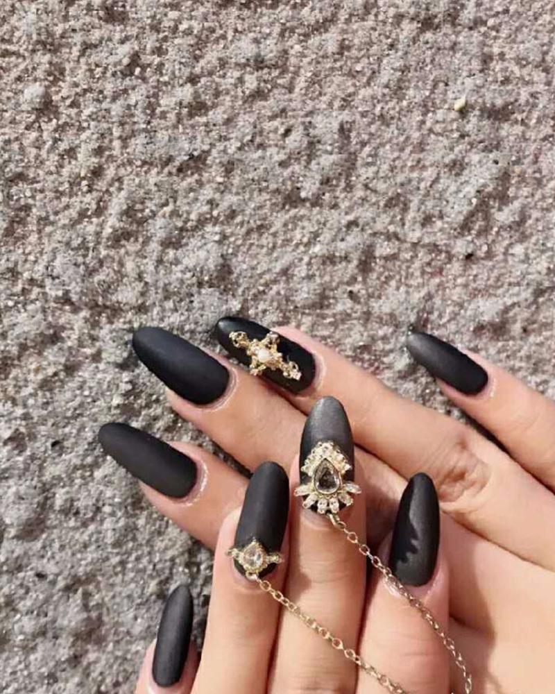 

Matte Rhinestone Chain Nail Tip, Black