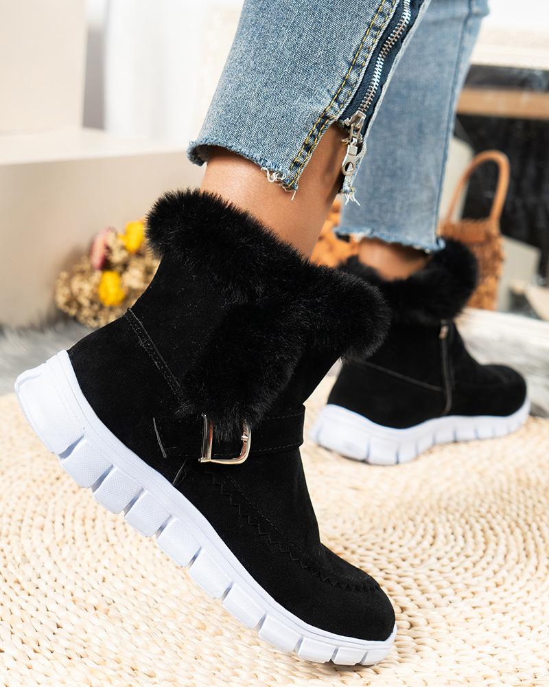 Botas de nieve forradas con hebillas y adornos borrosos