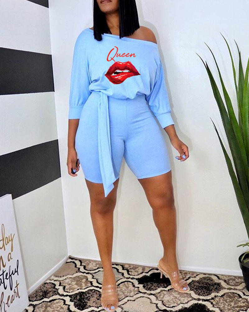 

Lip Letter Print Casual Romper With Belt, Blue