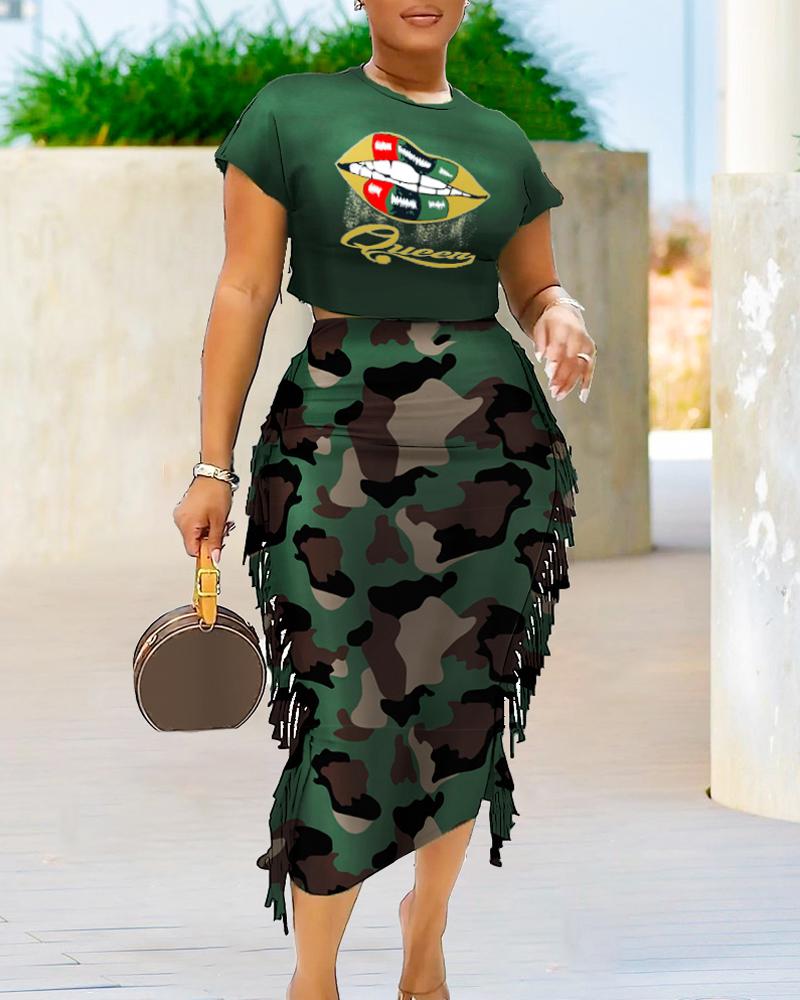 

Lip Queen Letter Camouflage Print Crop T-shirt & Tassel Design Skirt Set, Green