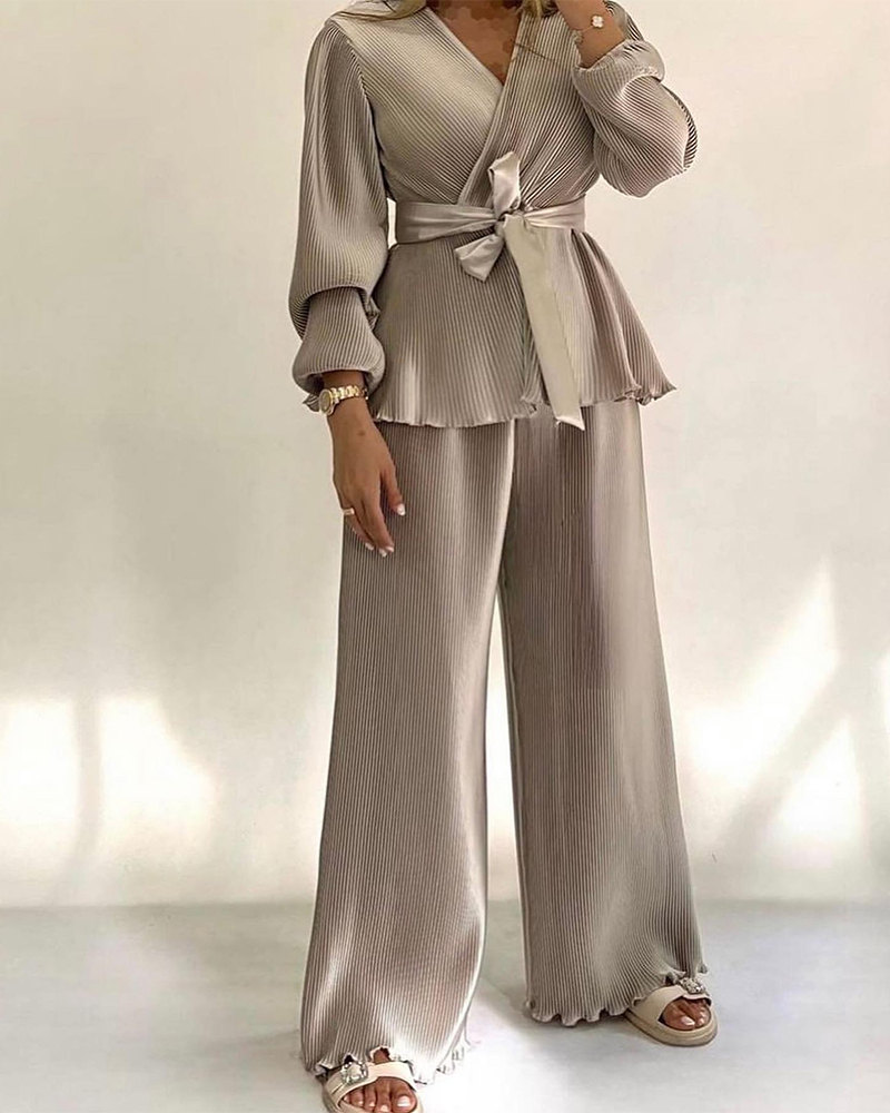 

Ensemble 2 pièces : haut à col V croisé, manches lanternes, ceinture à nouer et ourlet volanté, et pantalon large à taille élastiquée en satin plissé style vintage., Khaki