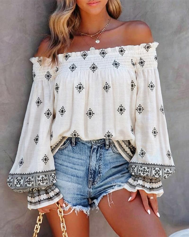 

Blusa estilo bohemio con hombros descubiertos, puños acampanados y estampado tribal vintage con ribete de volantes, White