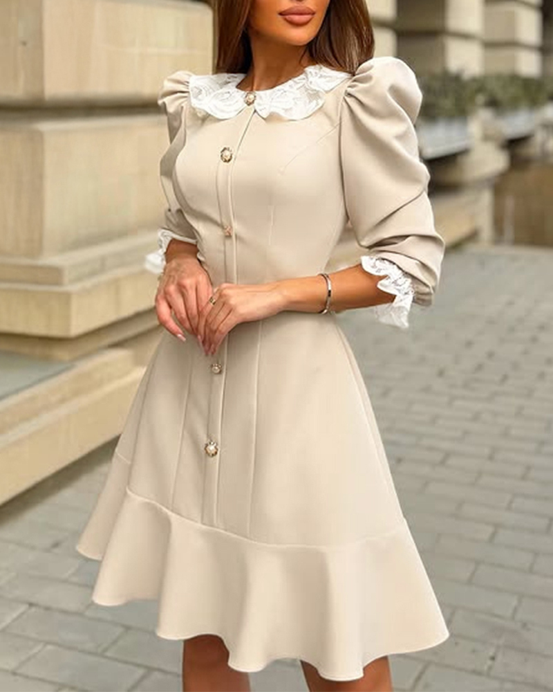 

Vestido de festa com decote em V, manga bufante, acabamento em renda, cintura marcada, corte A, botões frontais, bainha com babados, Light khaki