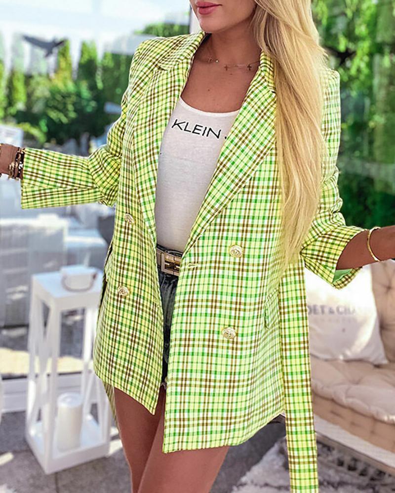 Abrigo tipo blazer con detalle de lazo y botones con estampado a cuadros