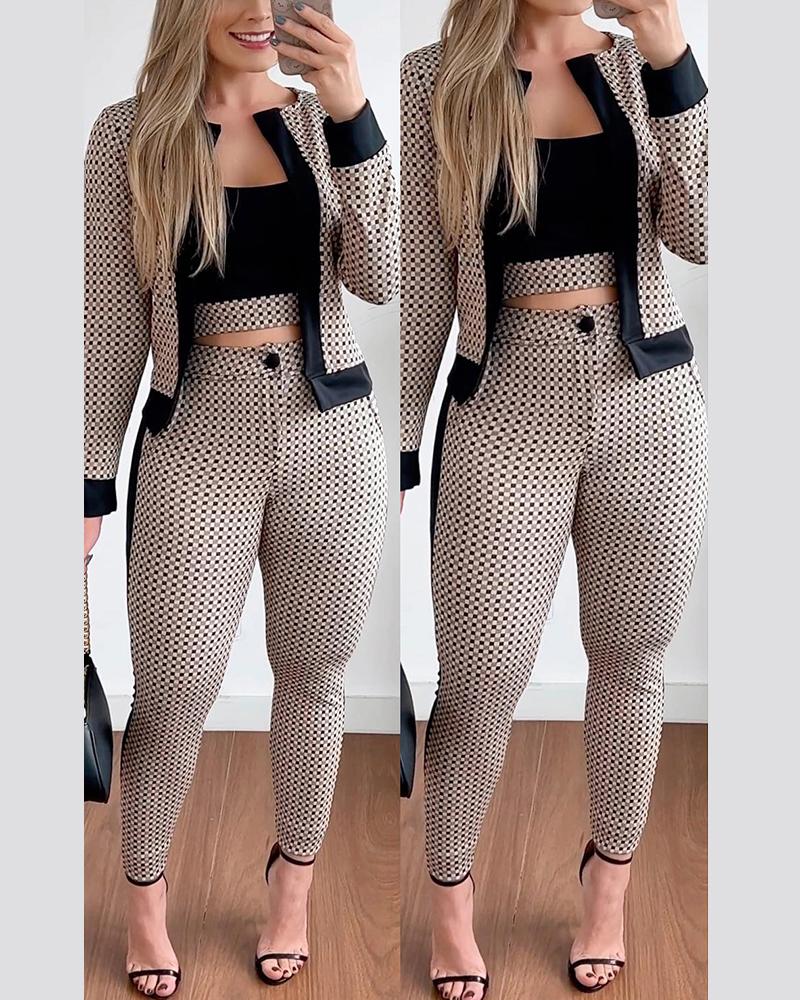 Conjunto de 3 piezas de top corto con paneles en contraste y pantalones con estampado de cuadros y abrigo