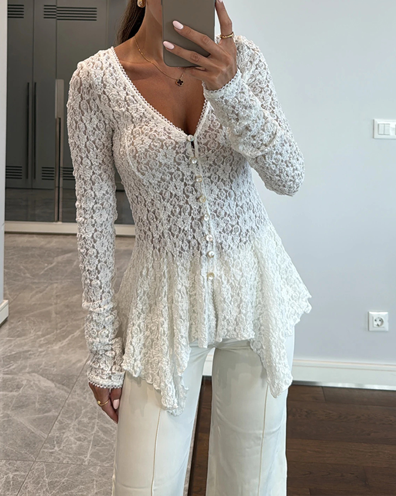 

Blusa elegante con cuello en V de encaje y botones de perla decorados con volantes asimétricos, White