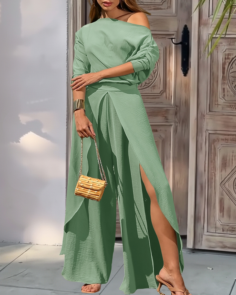 

Conjunto de duas peças: blusa com ombros à mostra e mangas morcego, e calça pantalona casual com fenda na cintura elástica., Green