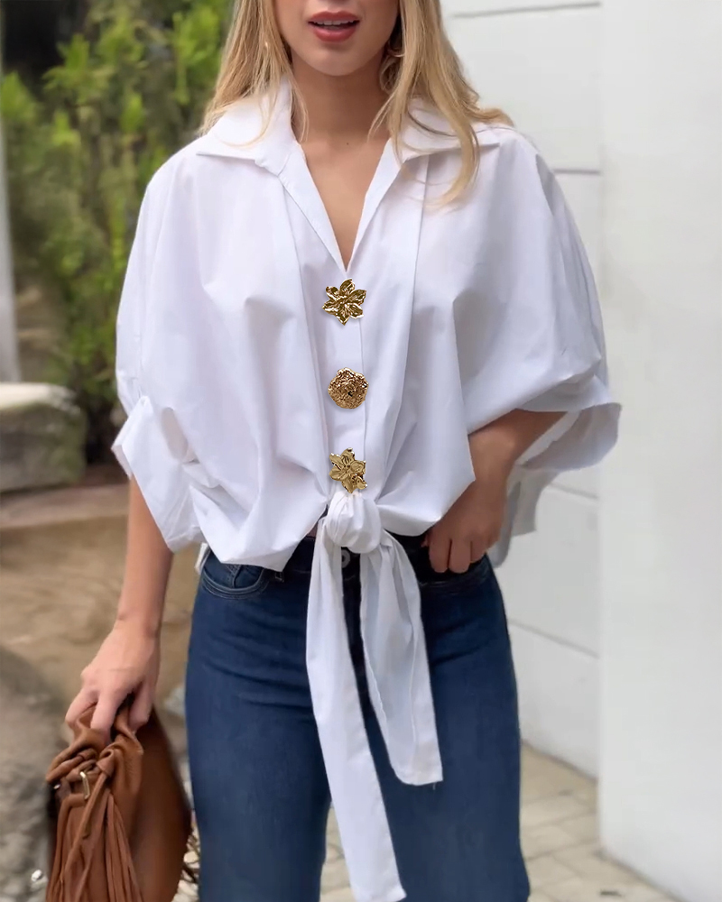

Blusa holgada informal con cuello vuelto, mangas murciélago y estampado floral dorado con botones en la parte delantera y nudo frontal., White