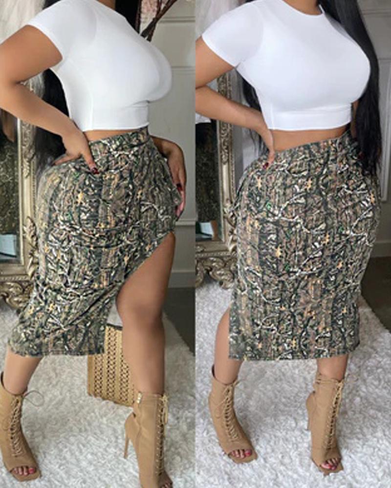 

Plain Crop Top & Camouflage Print High Slit Skirt Set, Army green