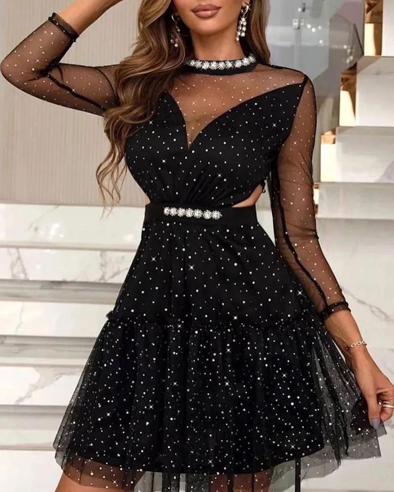 Vestido de fiesta con estampado de lunares y bajo con volantes de malla en contraste