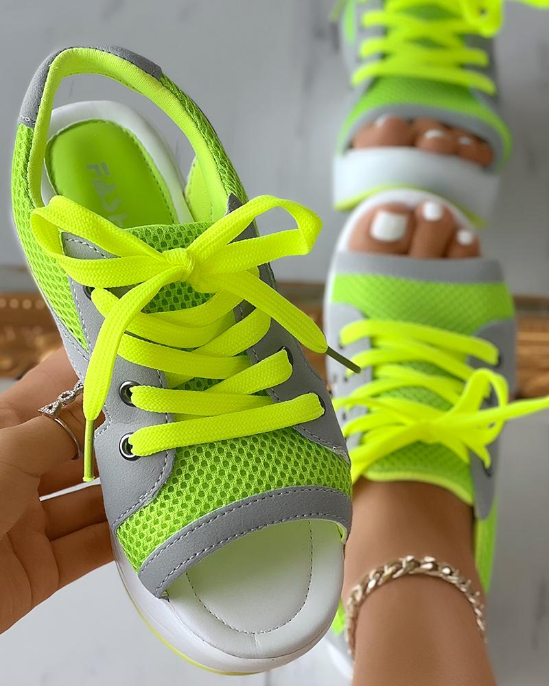 

Sandalias Muffin con cordones y aberturas en paneles en contraste, Green