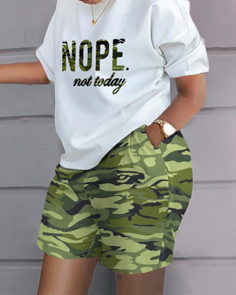 

Plus Size Slogan Camouflage Print Top & Shorts Set, Green