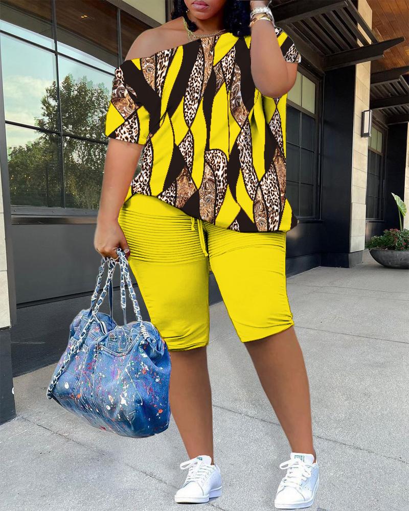 

Plus Size Baroque Leopard Print Skew Neck Top & Shorts Set, Yellow